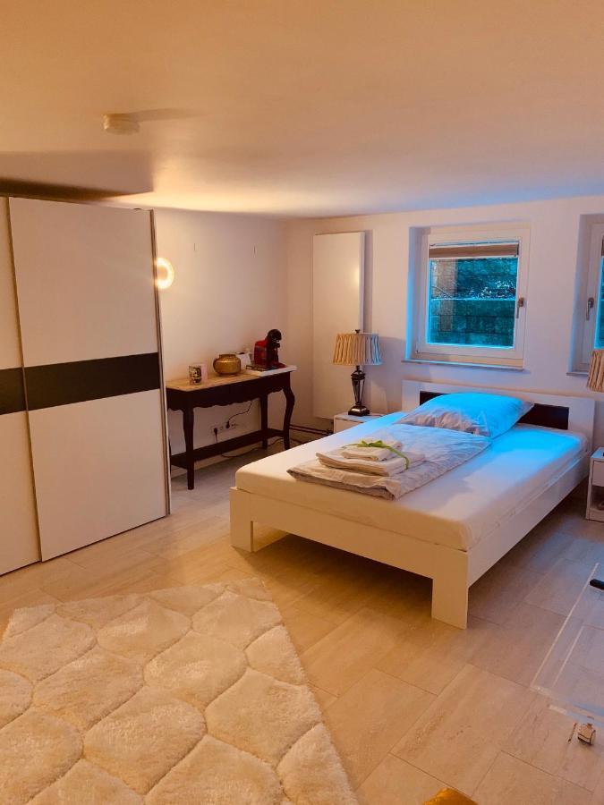 Souterrain Zimmer Mit Separatem Eingang Und Bad Дюссельдорф Екстер'єр фото